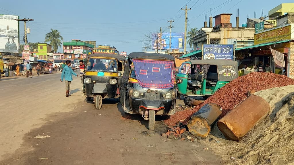 থ্রি হুইলারের দখলে ফুটপাত