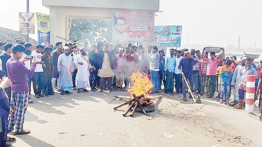 চার দিনেও খোঁজ নেই ৯ যাত্রীর