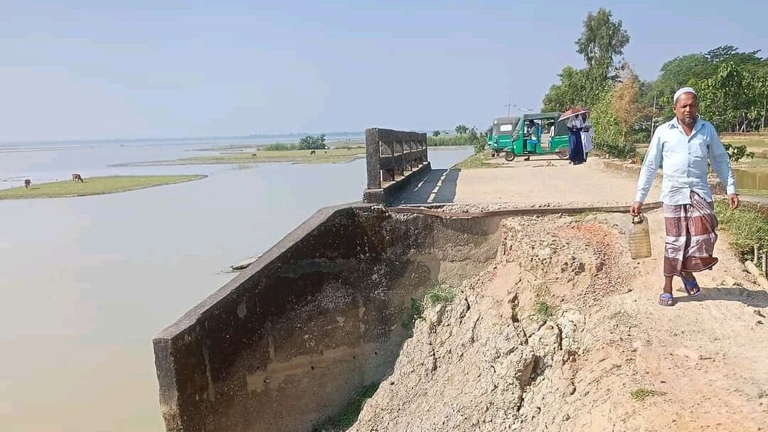 সেতুর সংযোগ সড়কে ধস