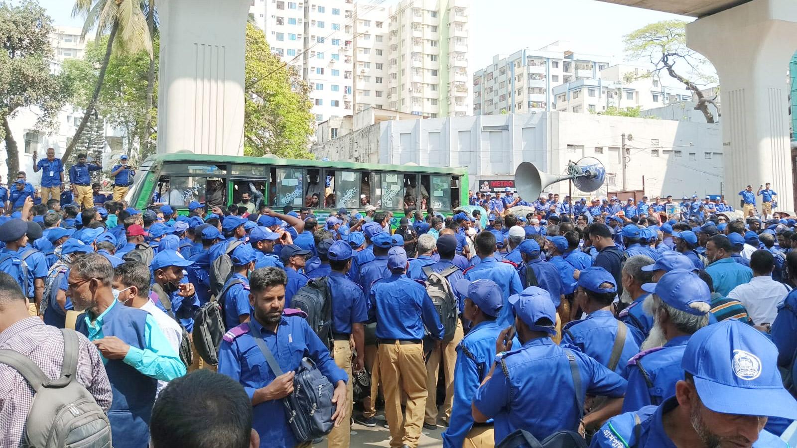 বেতন বাড়ানোর দাবিতে আন্দোলনে গ্রাম পুলিশ