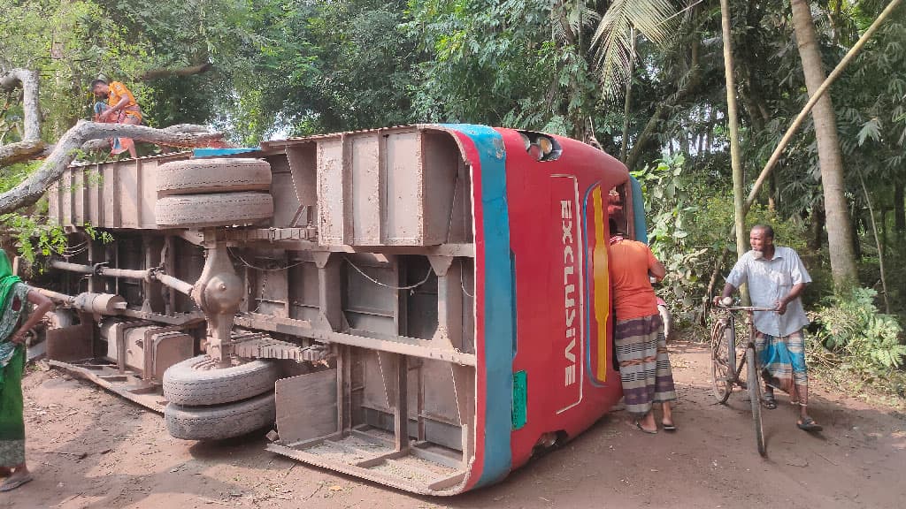 নিয়ন্ত্রণ হারিয়ে বাস উল্টে এক ব্যক্তির মৃত্যু, আহত ৭ 