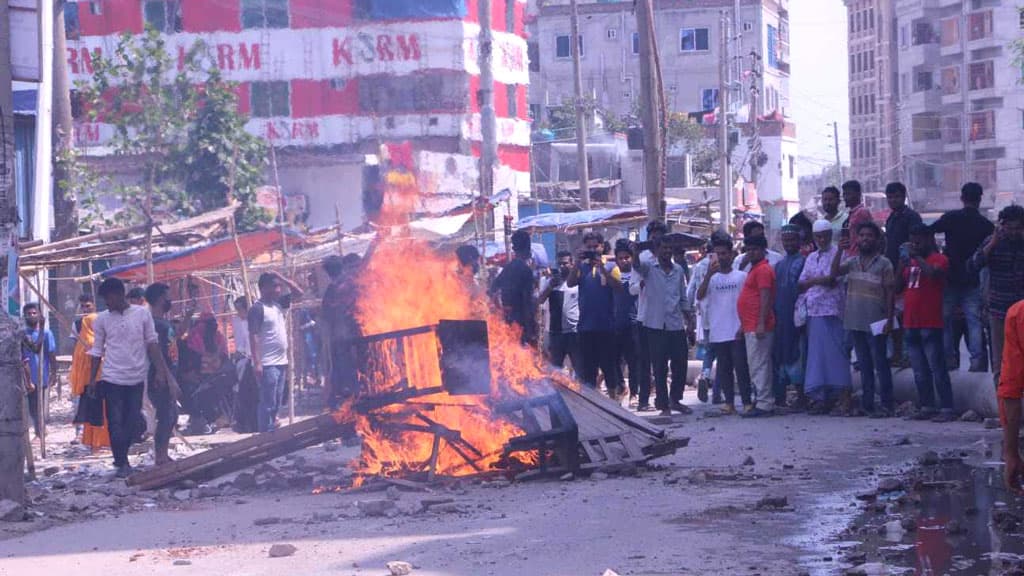 নারায়ণগঞ্জে বকেয়া বেতনের দাবিতে সড়ক অবরোধ, শ্রমিক-পুলিশের সংঘর্ষে গুলিবিদ্ধসহ আহত ২০