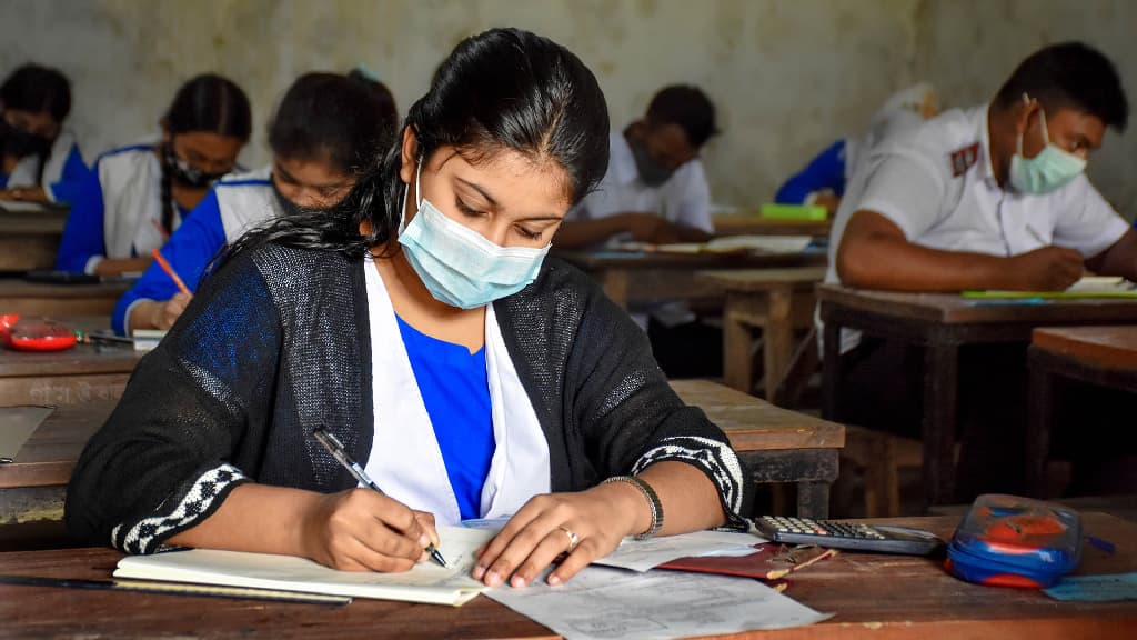 এবার প্রশ্নপত্রে কথাসাহিত্যিক আনিসুল হককে হেয়, তদন্তে কমিটি