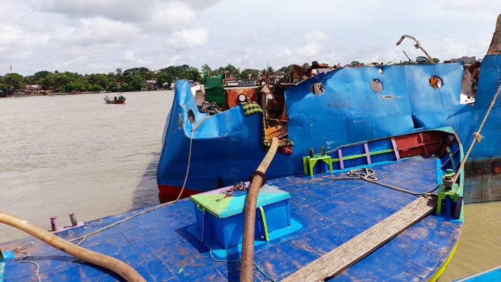 তেলবাহী ট্যাংকারে আগুন: ‘জাহাজের ইঞ্জিন রুমে জমে থাকা গ্যাস থেকেই বিস্ফোরণ’