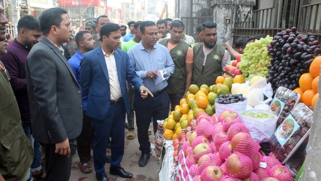 ফুটপাত দখলমুক্ত করতে সিসিকের অভিযান