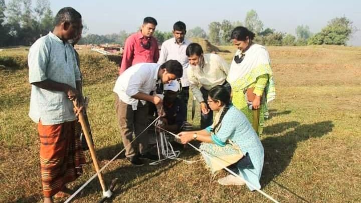 নতুন নয়, পুরোনো ইটের খোয়া দিয়েই চলছে সংস্কারকাজ