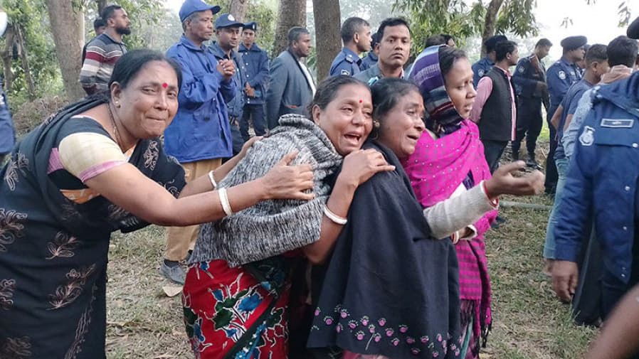 স্বজনের কান্না থামছে না খোকনের অবস্থার উন্নতি