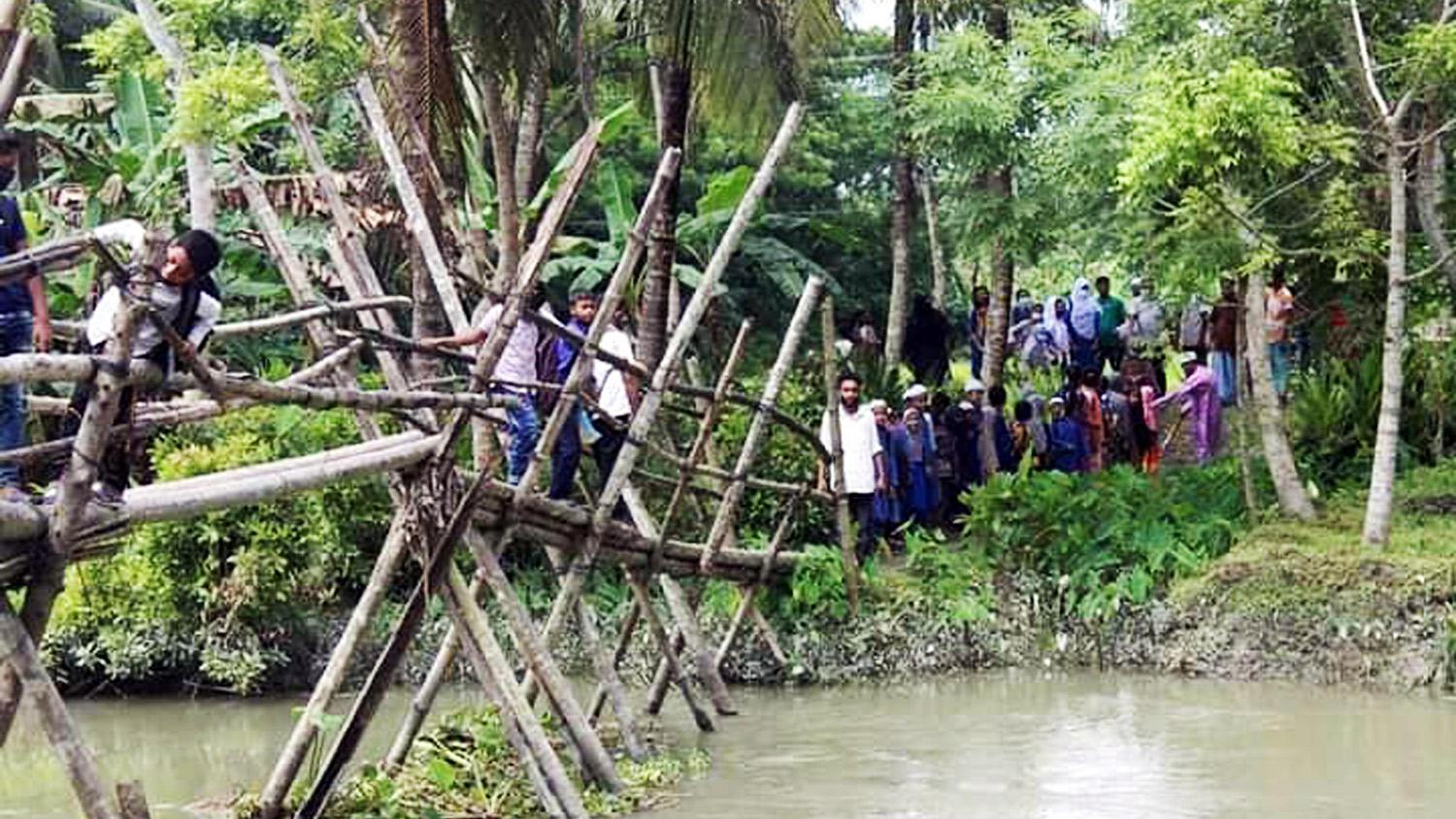 ঝুঁকি নিয়ে সাঁকো পারাপার