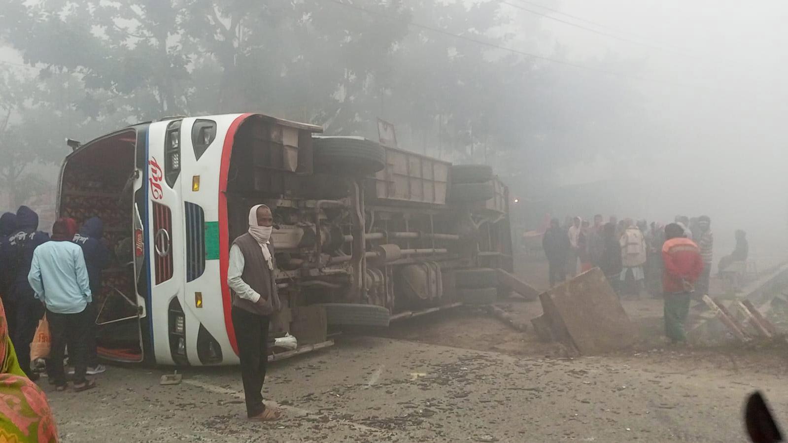 সিরাজগঞ্জে যাত্রীবাহী বাসে ট্রেনের ধাক্কায় নিহত ১, আহত ২৫ 