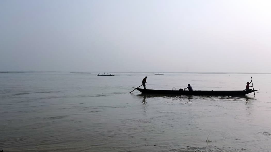 প্রশাসনের চোখ ফাঁকি দিয়ে ইলিশ শিকার