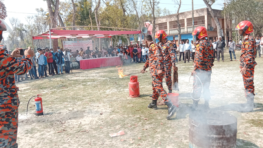 আগুন নেভানোর মহড়া দেখল মানুষ, শিখল কৌশল