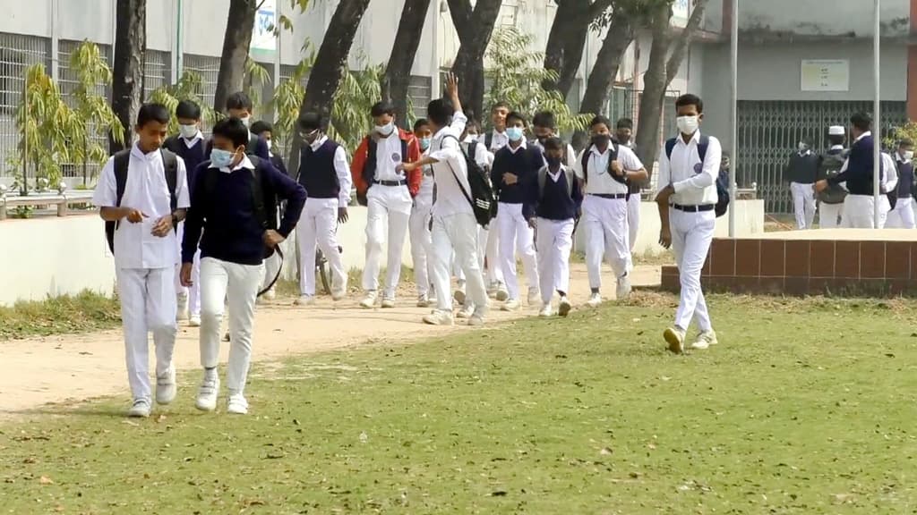 নোয়াখালীতে স্কুলে স্কুলে শিক্ষার্থীদের উচ্ছ্বাস