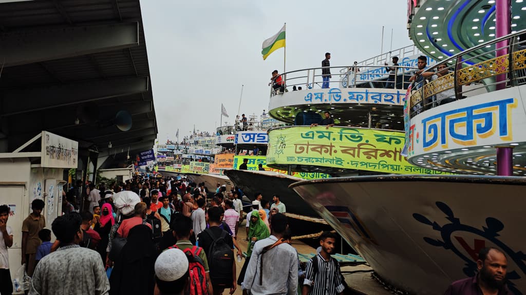 ঈদযাত্রায় লঞ্চের কদর বেড়েছে, সদরঘাটে উপচে পড়া ভিড়