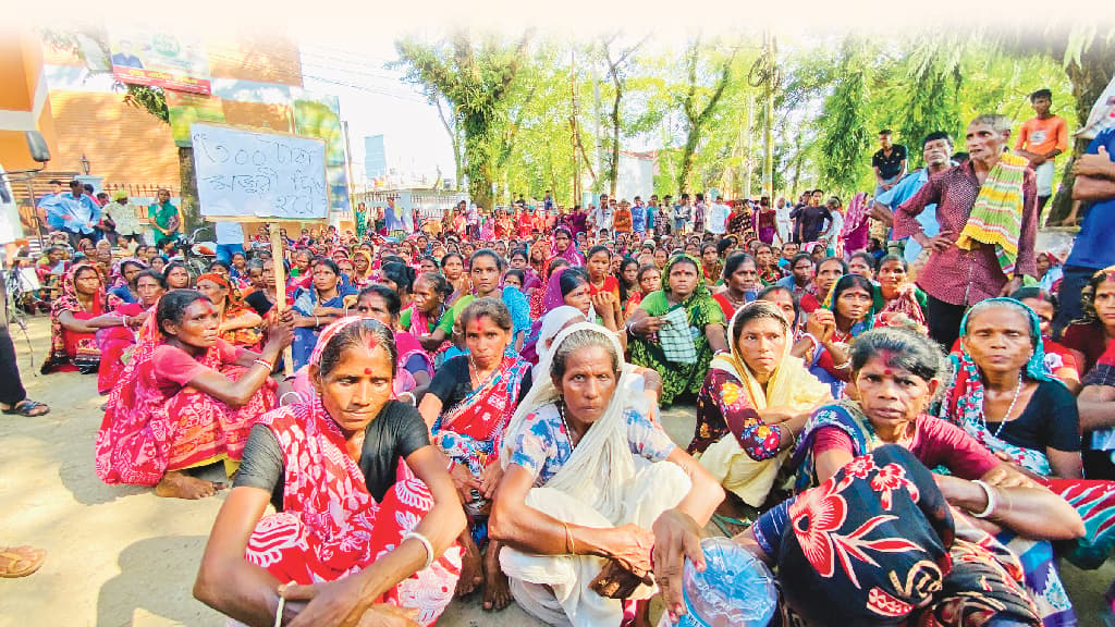 মজুরি বৃদ্ধির দাবিতে অষ্টম দিনের মতো কর্মবিরতিতে চা-শ্রমিকেরা