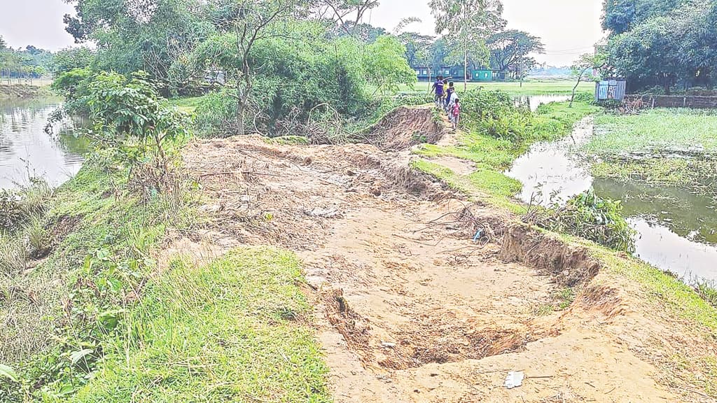 বন্যার পানিতে ভেঙেছে রাস্তা, চলাচলে দুর্ভোগ