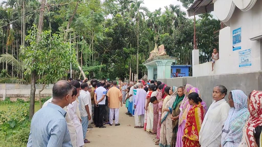 বৃদ্ধ পেলেই পেটান তিনি