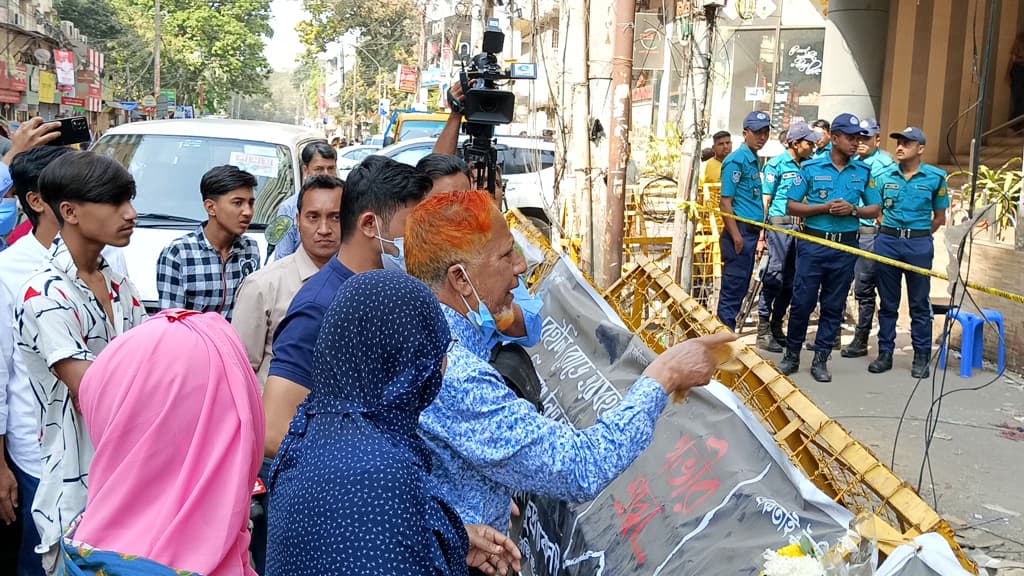 পরিবারের ৩ জনকে হারিয়ে শোকে কাতর আবুল কাশেম, ছুটে এলেন বেইলি রোডে