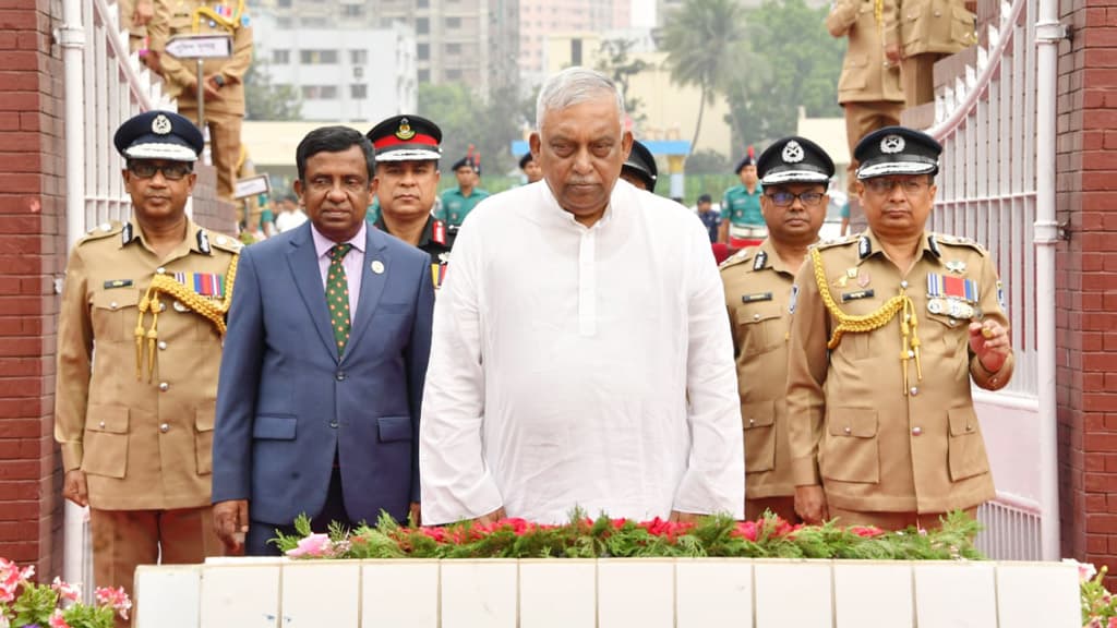 রাজারবাগে পুলিশ স্মৃতিসৌধে স্বরাষ্ট্রমন্ত্রী ও আইজিপির শ্রদ্ধা