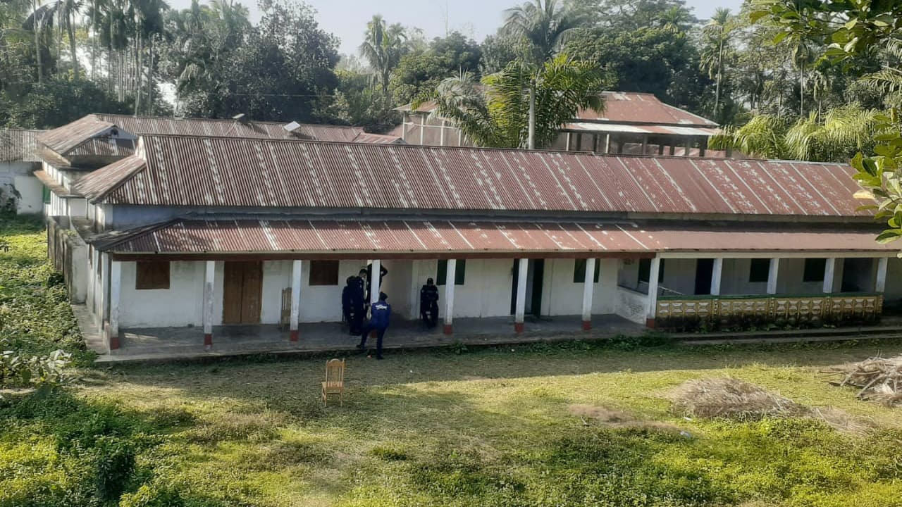 আগ্নেয়াস্ত্র উদ্ধারে জগন্নাথপুরে এক বাড়িতে অভিযান চলছে 