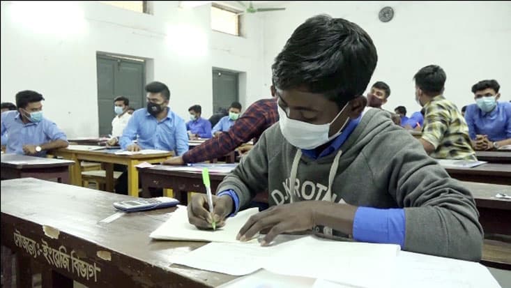 কুষ্টিয়ায় স্বাস্থ্যবিধি মেনে এইচএসসি পরীক্ষা