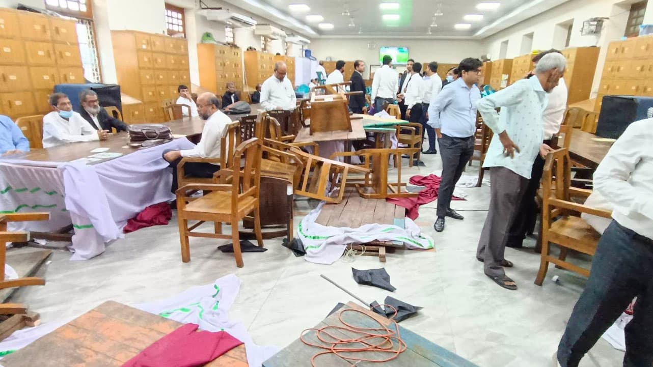 সুপ্রিম কোর্টের আইনজীবীদের ইফতারে হট্টগোল-চেয়ার ছোড়াছুড়ি