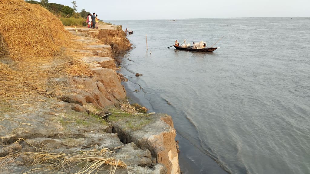 পদ্মার ভাঙন আতঙ্কে হরিরামপুরের কয়েকটি গ্রামের হাজারো মানুষ