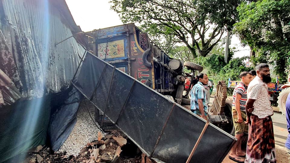 বুড়িচংয়ে পাথরবাহী ট্রাকচাপায় ৩ রিকশারোহী নিহত