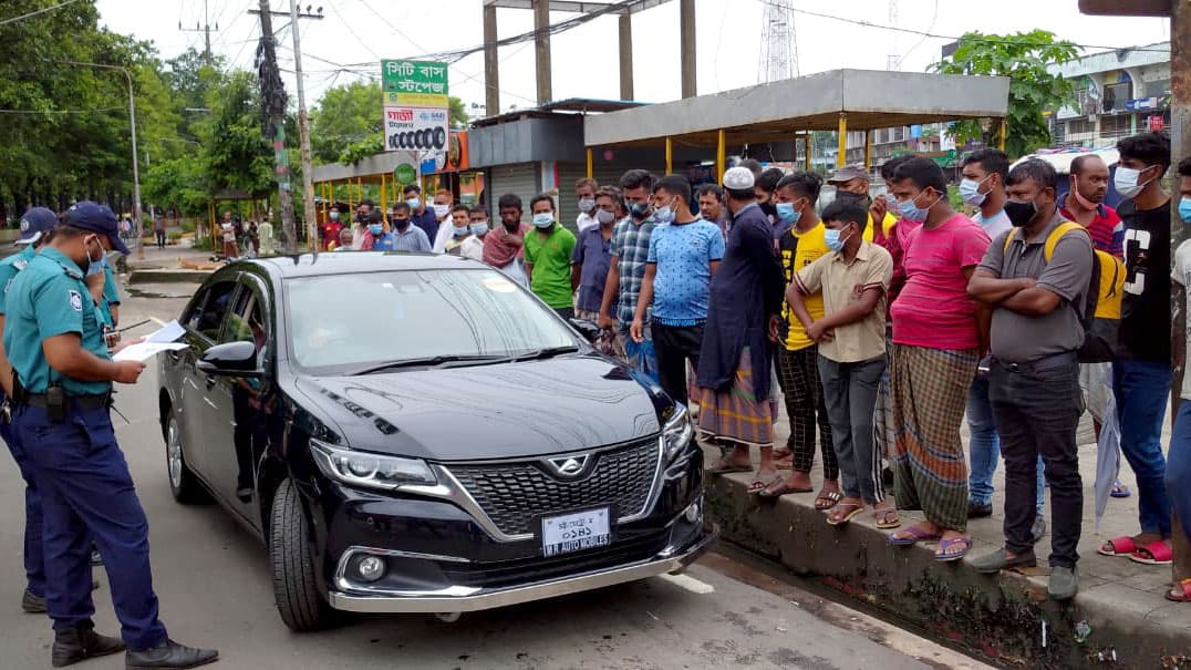 লকডাউনে পুলিশের কর্মকাণ্ড দল বেঁধে দেখছে উৎসুক জনতা