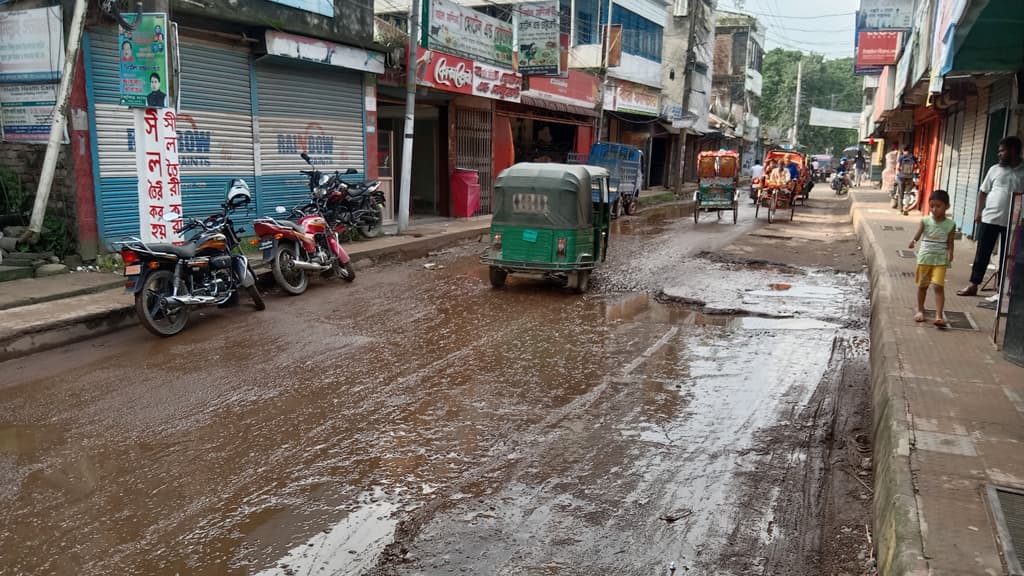 বেহাল সড়কে দুর্ভোগ চরমে