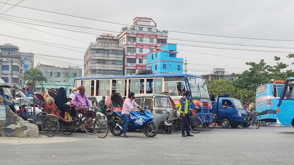 নিষিদ্ধ হলেও চলছে ৩ চাকার যান