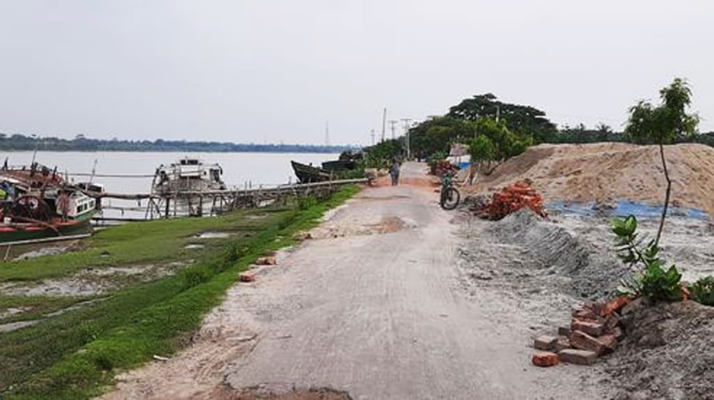 অবৈধ বালু উত্তোলনে  ভাঙছে বেড়িবাঁধ