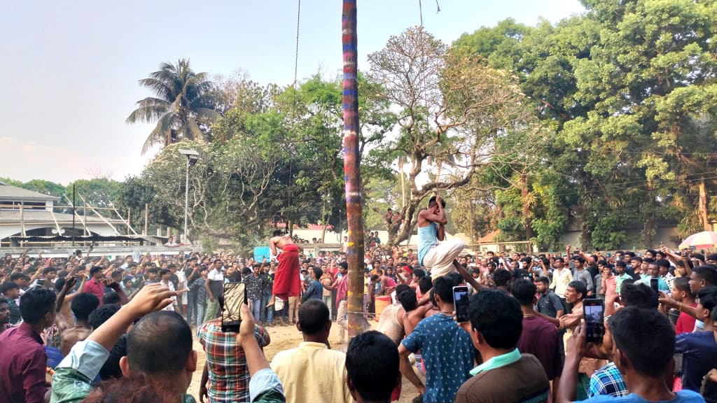 নেত্রকোনায় ঐতিহ্যবাহী চড়কপূজায় উৎসুক জনতার ভিড়