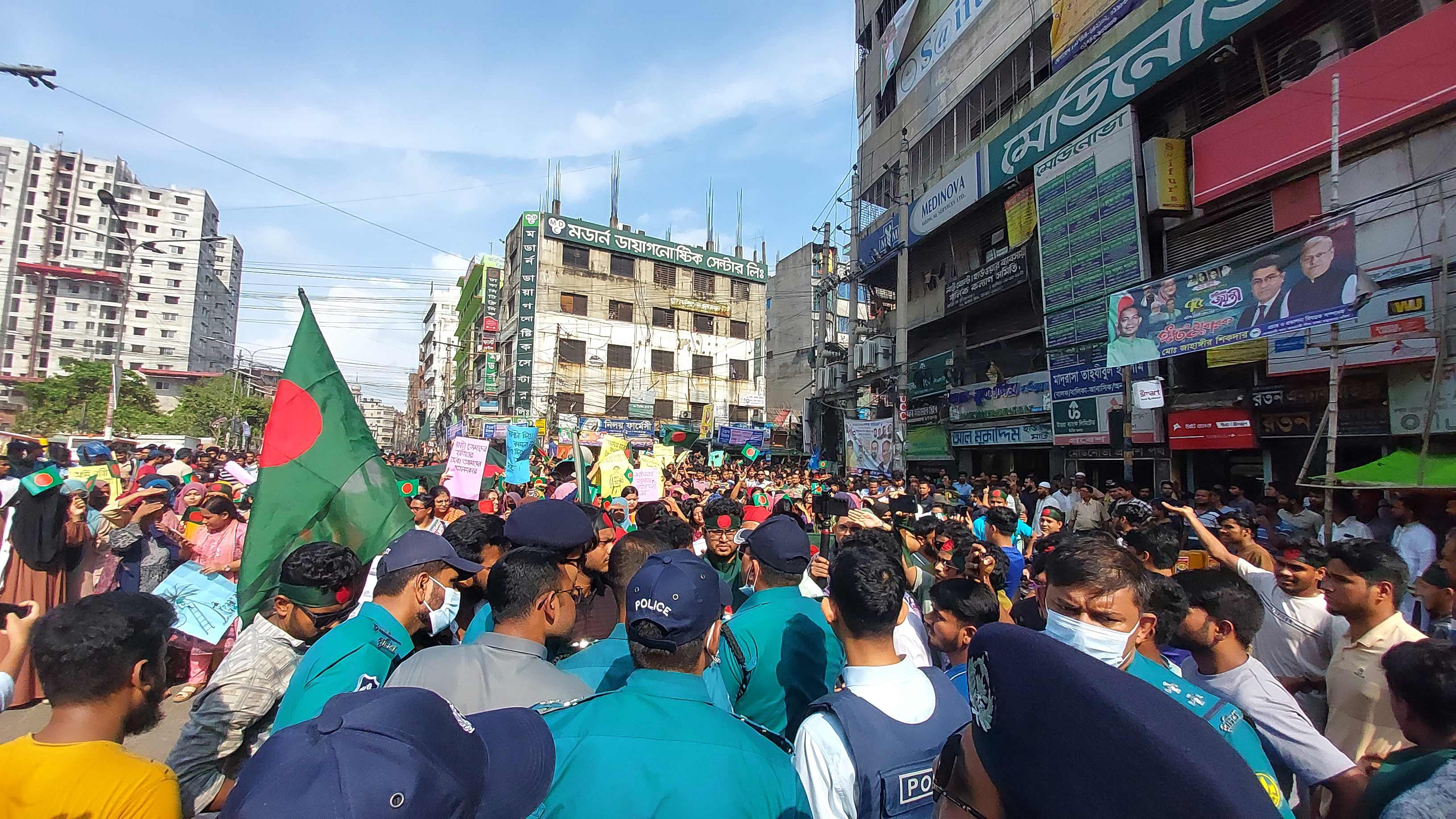 প্রায় ৩ ঘণ্টা পর তাঁতিবাজার ছাড়ল জগন্নাথ বিশ্ববিদ্যালয়ের শিক্ষার্থীরা