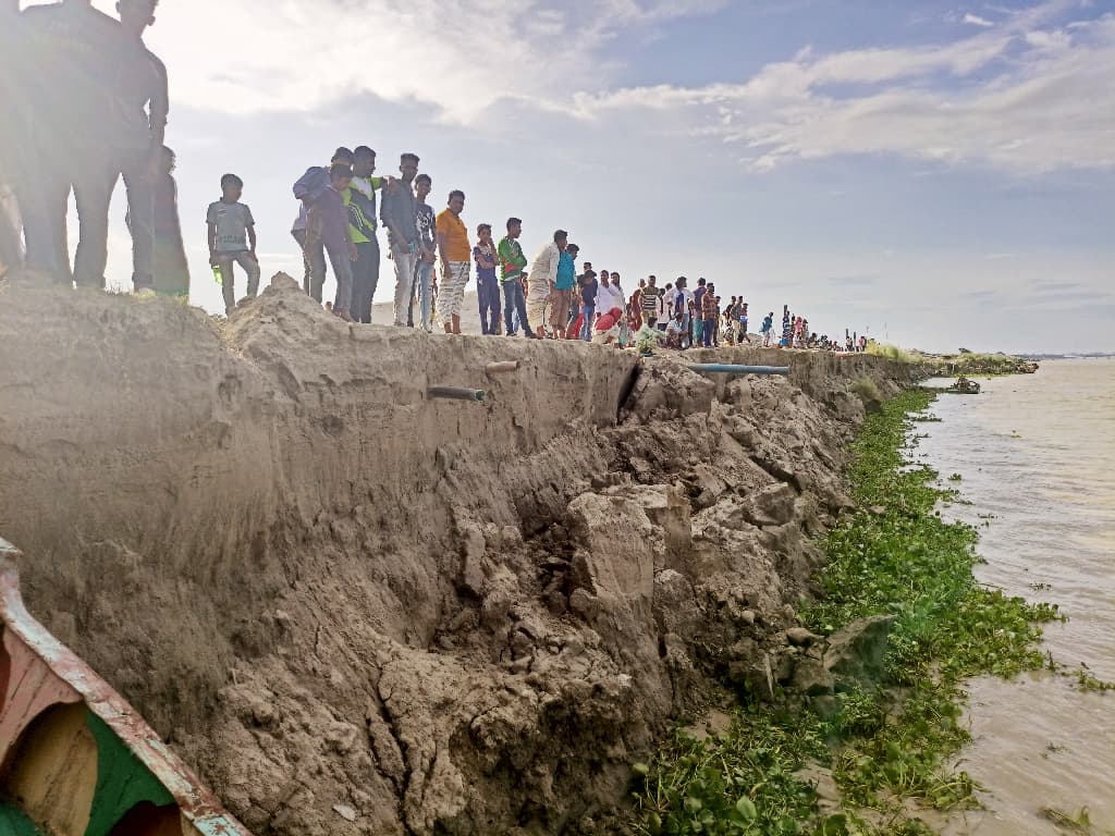 তিন গ্রামের ৫ হাজার বাড়ি পদ্মার ভাঙনের মুখে