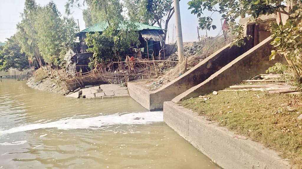 কক্সবাজারের চকরিয়া: জলকপাট খুলে ঘেরে লোনাপানি