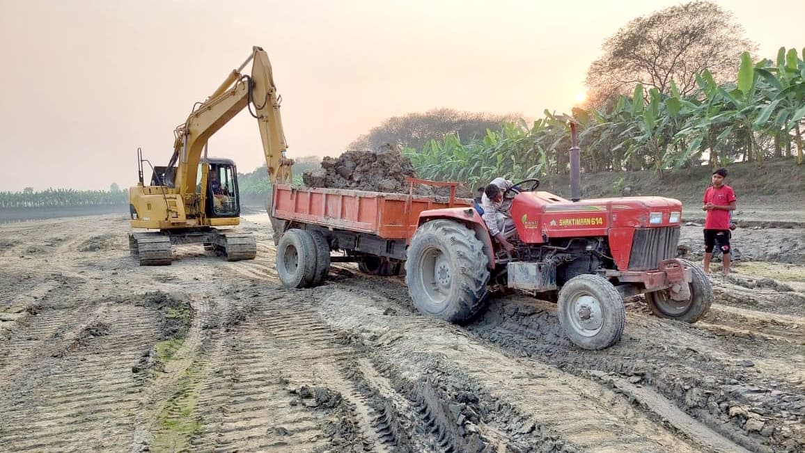 ফসলি জমিতে অবৈধ পুকুর খনন করায় জরিমানা