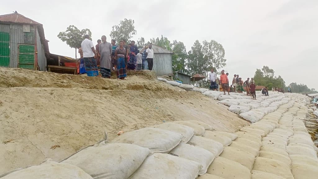 ভাঙনের মুখে নদীর তিন কিমি এলাকা