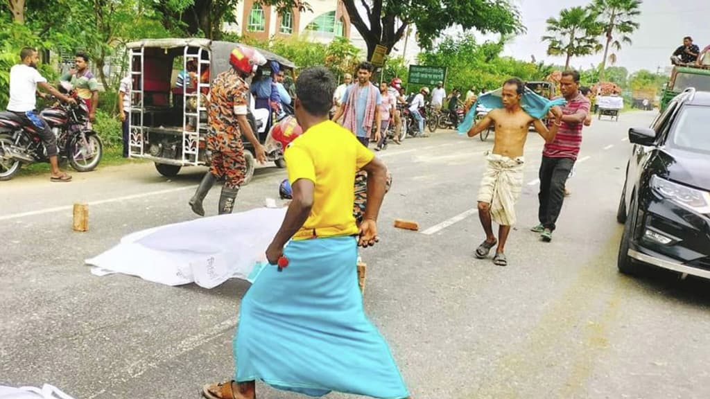 বাইক-ট্রাক্টর ত্রিমুখী সংঘর্ষ: স্ত্রী-সন্তানের পর মারা গেলেন আক্তারও