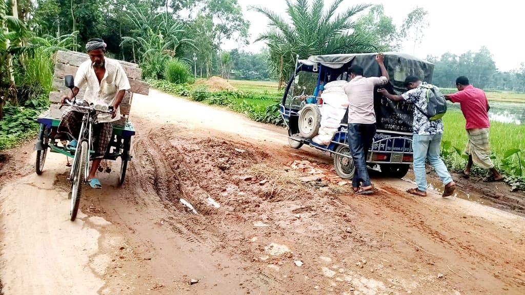 গর্তে আটকে যায় যানবাহন