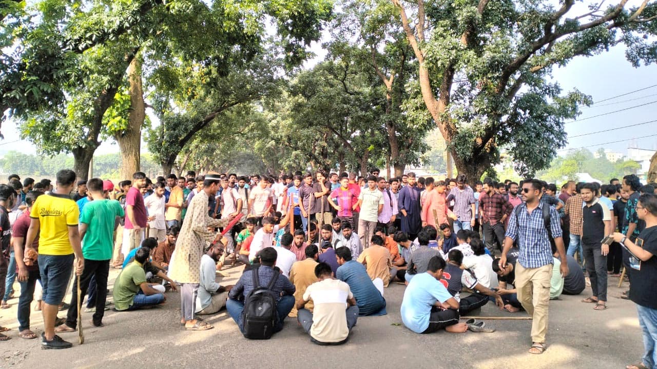 চবিতে মধ্যরাতে হামলা: গ্রেপ্তার ৫ জনের রিমান্ড আবেদন 