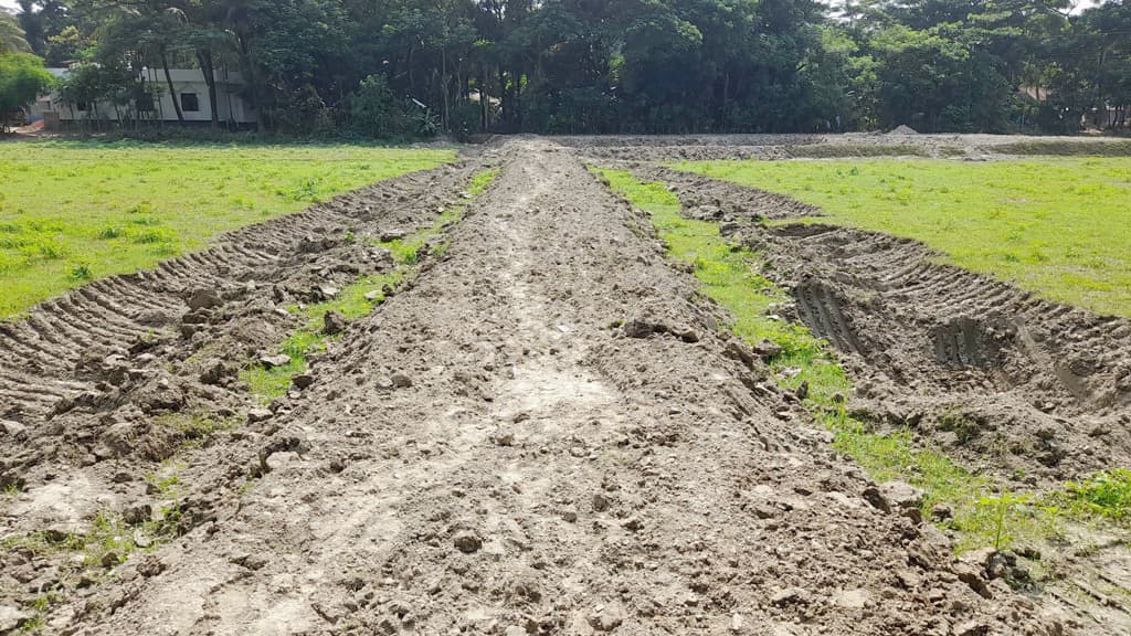 কমলনগরে রাতের আঁধারে ফসলি জমির মাঝ দিয়ে রাস্তা নির্মাণের অভিযোগ 