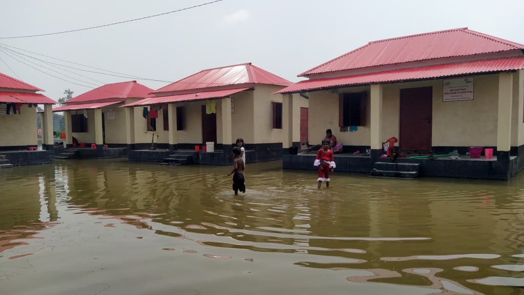 এক সপ্তাহ ধরে পানিতে তলিয়ে আছে চিলমারীর হরিজন পল্লি