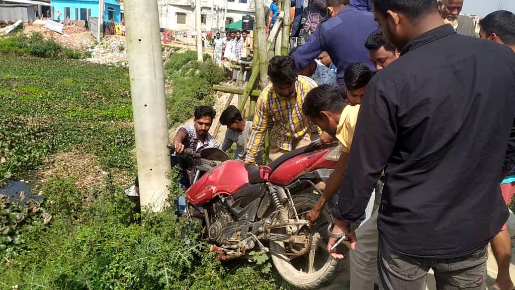 সড়কের পাশে পড়ে ছিল মোটরসাইকেল, পরচুলা ও চারটি শীতের জ্যাকেট