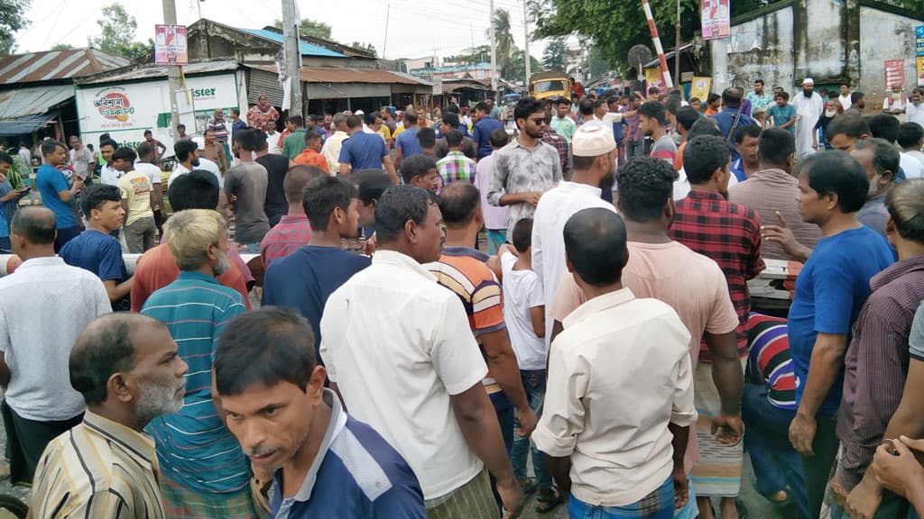 ছিল না গেটম্যান,  লেভেল ক্রসিংয়ে ঢুকে পড়ল ট্রেন