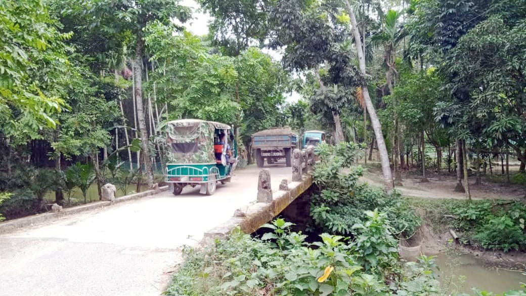 রেলিং ভেঙে সেতু মরণফাঁদ