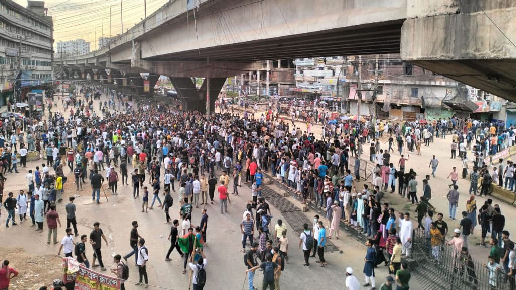 ছাত্রলীগ-যুবলীগকে হটিয়ে মুরাদপুরে কোটা আন্দোলনকারীদের অবস্থান