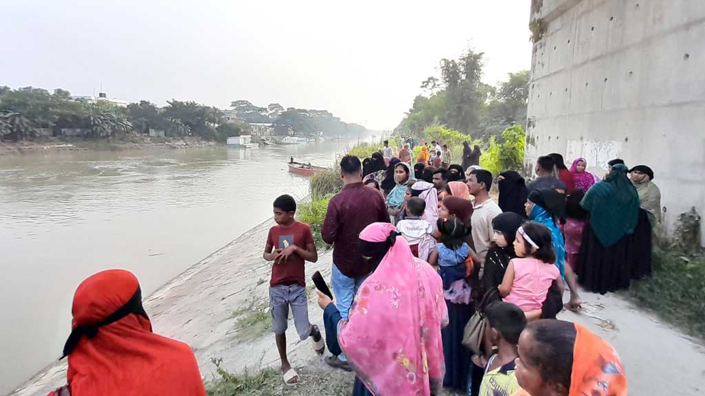 ৩ সন্তানসহ নদীতে ঝাঁপ: তিন দিনেও মেলেনি সেই গৃহবধূর লাশ 