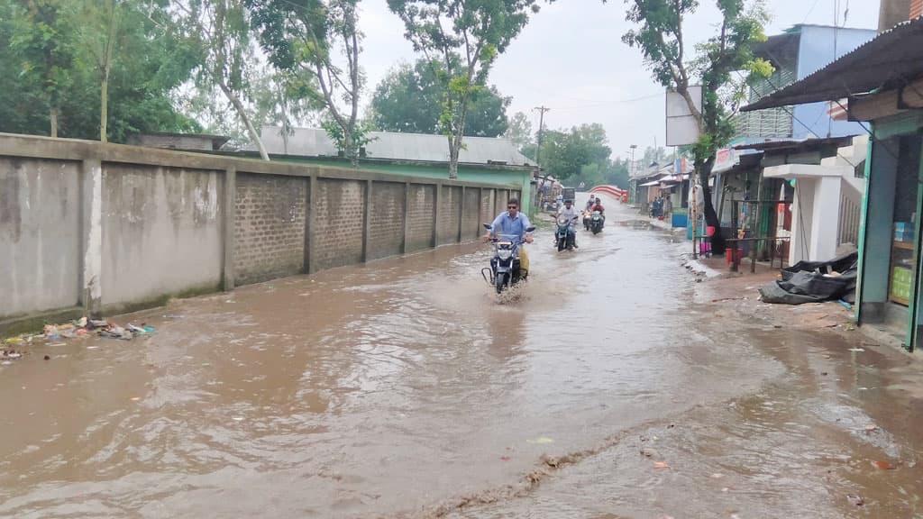 অল্প বৃষ্টিতে ইসলামপুর-ঝগড়ারচর সড়কে জলাবদ্ধতা, ভোগান্তিতে মানুষ 