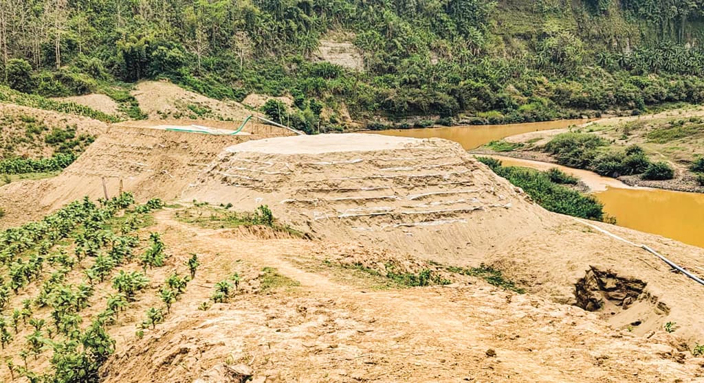 সাঙ্গু নদে অবৈধ বালুর জোটে তিন লীগের নেতা