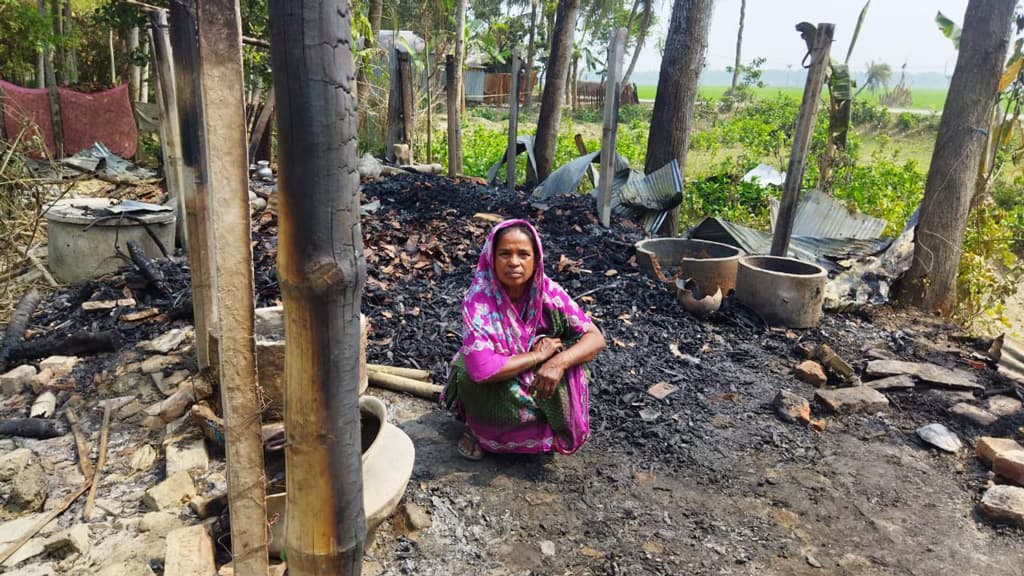 আগুনে সব হারালেন মাজেদা